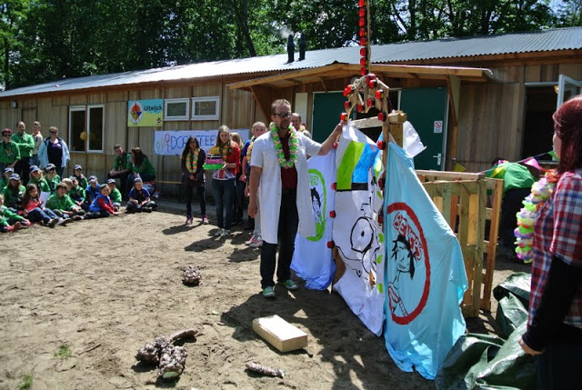 Leiding en kinderen bij een spel voor het clubhuis